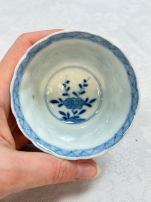 A set of four Chinese blue and white cups and saucers, flower mark, 19th C. — photo 14