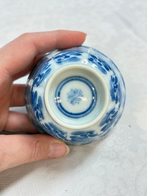 A set of four Chinese blue and white cups and saucers, flower mark, 19th C. — photo 15