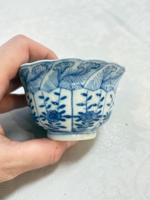 A set of four Chinese blue and white cups and saucers, flower mark, 19th C. — photo 16