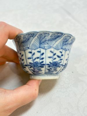 A set of four Chinese blue and white cups and saucers, flower mark, 19th C. — photo 17