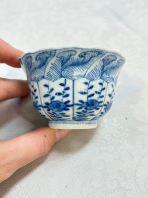 A set of four Chinese blue and white cups and saucers, flower mark, 19th C. — photo 18