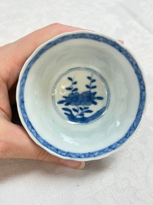 A set of four Chinese blue and white cups and saucers, flower mark, 19th C. — photo 20