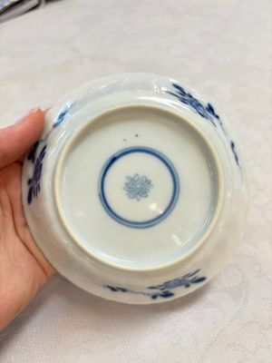 A set of four Chinese blue and white cups and saucers, flower mark, 19th C. — photo 2
