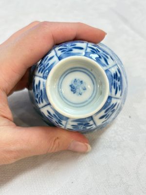 A set of four Chinese blue and white cups and saucers, flower mark, 19th C. — photo 21