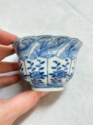A set of four Chinese blue and white cups and saucers, flower mark, 19th C. — photo 22