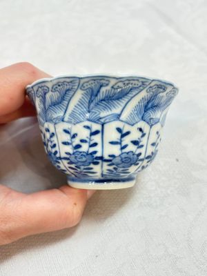 A set of four Chinese blue and white cups and saucers, flower mark, 19th C. — photo 24