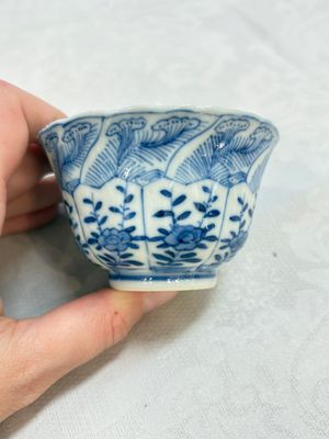 A set of four Chinese blue and white cups and saucers, flower mark, 19th C. — photo 25
