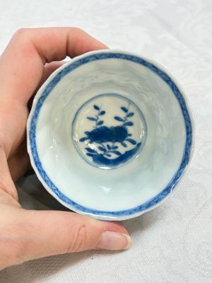 A set of four Chinese blue and white cups and saucers, flower mark, 19th C. — photo 26