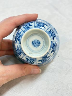 A set of four Chinese blue and white cups and saucers, flower mark, 19th C. — photo 27