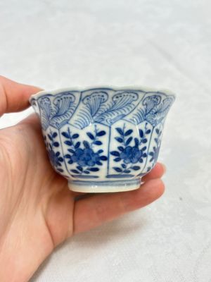 A set of four Chinese blue and white cups and saucers, flower mark, 19th C. — photo 28