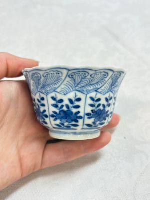 A set of four Chinese blue and white cups and saucers, flower mark, 19th C. — photo 29