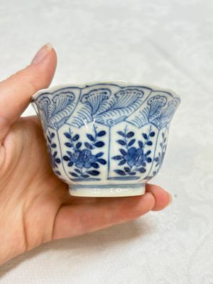 A set of four Chinese blue and white cups and saucers, flower mark, 19th C. — photo 30