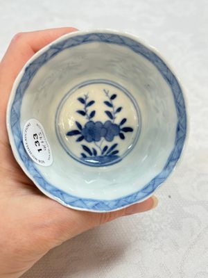 A set of four Chinese blue and white cups and saucers, flower mark, 19th C. — photo 32