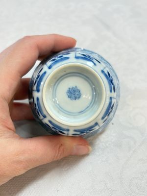 A set of four Chinese blue and white cups and saucers, flower mark, 19th C. — photo 33