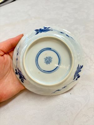 A set of four Chinese blue and white cups and saucers, flower mark, 19th C. — photo 4