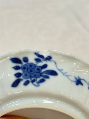 A set of four Chinese blue and white cups and saucers, flower mark, 19th C. — photo 5
