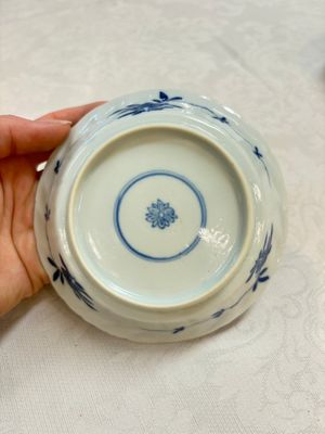 A set of four Chinese blue and white cups and saucers, flower mark, 19th C. — photo 9