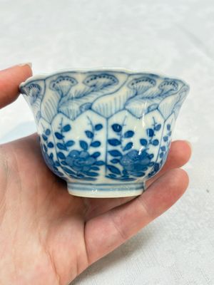 A set of four Chinese blue and white cups and saucers, flower mark, 19th C. — photo 10