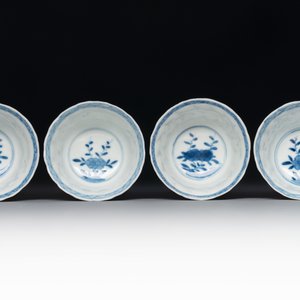 A set of four Chinese blue and white cups and saucers, flower mark, 19th C. — photo 8