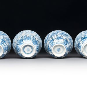 A set of four Chinese blue and white cups and saucers, flower mark, 19th C. — photo 9