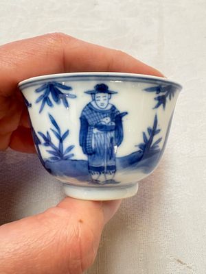 A set of four Chinese blue and white 'Sense of Smell' cups and saucers, artemisia leaf mark, Kangxi — foto 1
