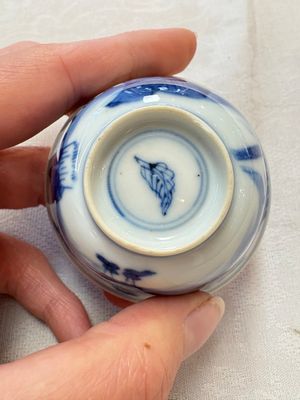 A set of four Chinese blue and white 'Sense of Smell' cups and saucers, artemisia leaf mark, Kangxi — foto 13