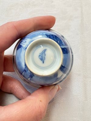 A set of four Chinese blue and white 'Sense of Smell' cups and saucers, artemisia leaf mark, Kangxi — foto 19