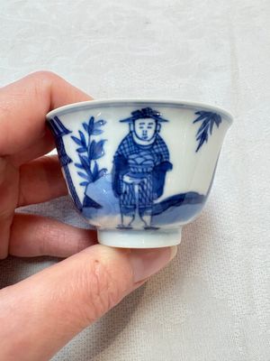 A set of four Chinese blue and white 'Sense of Smell' cups and saucers, artemisia leaf mark, Kangxi — foto 20