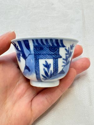 A set of four Chinese blue and white 'Sense of Smell' cups and saucers, artemisia leaf mark, Kangxi — foto 23