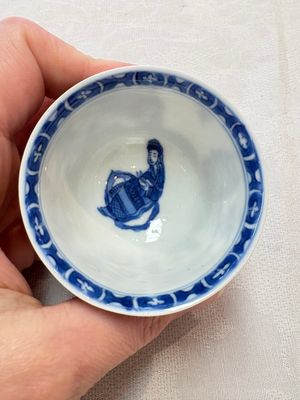 A set of four Chinese blue and white 'Sense of Smell' cups and saucers, artemisia leaf mark, Kangxi — foto 24