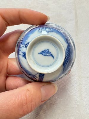 A set of four Chinese blue and white 'Sense of Smell' cups and saucers, artemisia leaf mark, Kangxi — foto 25