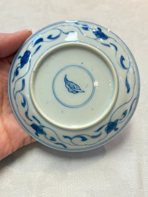A set of four Chinese blue and white 'Sense of Smell' cups and saucers, artemisia leaf mark, Kangxi — foto 27