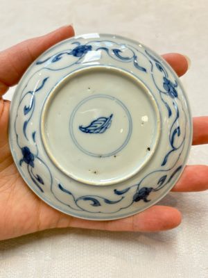 A set of four Chinese blue and white 'Sense of Smell' cups and saucers, artemisia leaf mark, Kangxi — foto 31