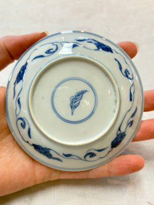 A set of four Chinese blue and white 'Sense of Smell' cups and saucers, artemisia leaf mark, Kangxi — foto 34