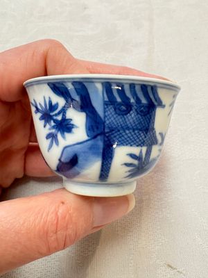 A set of four Chinese blue and white 'Sense of Smell' cups and saucers, artemisia leaf mark, Kangxi — foto 4