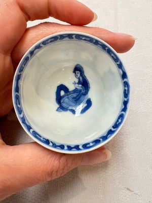 A set of four Chinese blue and white 'Sense of Smell' cups and saucers, artemisia leaf mark, Kangxi — foto 5