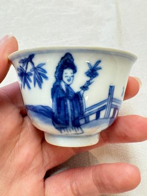 A set of four Chinese blue and white 'Sense of Smell' cups and saucers, artemisia leaf mark, Kangxi — foto 9