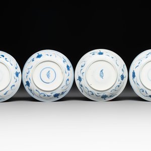 A set of four Chinese blue and white 'Sense of Smell' cups and saucers, artemisia leaf mark, Kangxi — foto 3