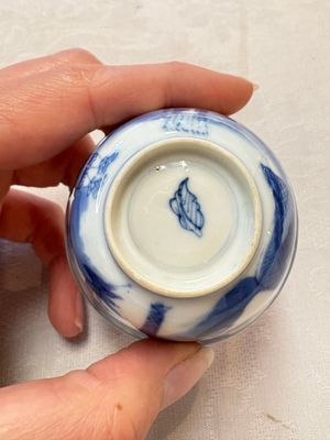 A set of four Chinese blue and white 'Sense of Smell' cups and saucers, artemisia leaf mark, Kangxi — photo 7