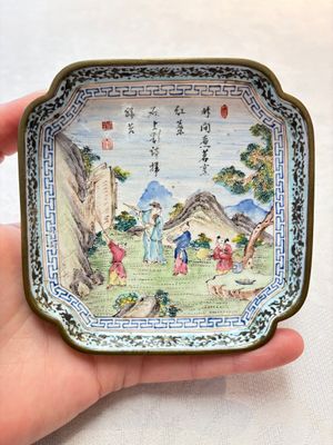 A set of four Chinese Canton enamel square saucers with figural design, Shang Xin 賞心 mark, Yongzheng/Qianlong — foto 1