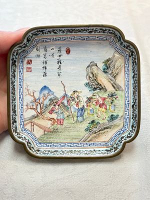 A set of four Chinese Canton enamel square saucers with figural design, Shang Xin 賞心 mark, Yongzheng/Qianlong — foto 11