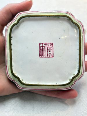 A set of four Chinese Canton enamel square saucers with figural design, Shang Xin 賞心 mark, Yongzheng/Qianlong — foto 14