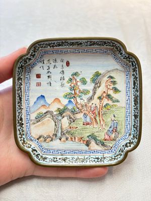 A set of four Chinese Canton enamel square saucers with figural design, Shang Xin 賞心 mark, Yongzheng/Qianlong — foto 16