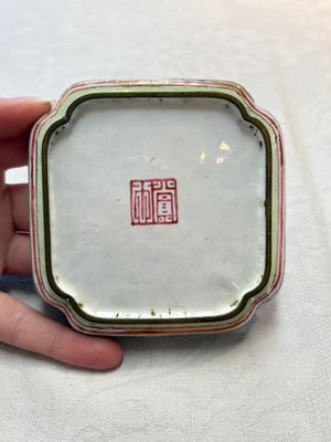 A set of four Chinese Canton enamel square saucers with figural design, Shang Xin 賞心 mark, Yongzheng/Qianlong — foto 19