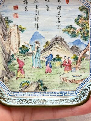 A set of four Chinese Canton enamel square saucers with figural design, Shang Xin 賞心 mark, Yongzheng/Qianlong — foto 3