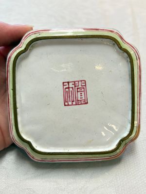 A set of four Chinese Canton enamel square saucers with figural design, Shang Xin 賞心 mark, Yongzheng/Qianlong — foto 4