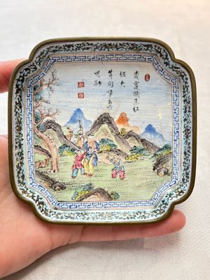A set of four Chinese Canton enamel square saucers with figural design, Shang Xin 賞心 mark, Yongzheng/Qianlong — foto 6