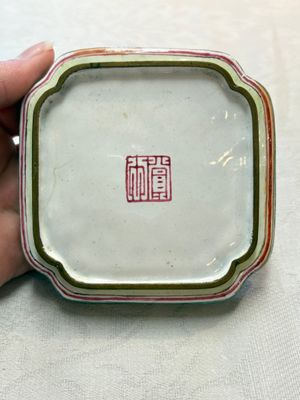 A set of four Chinese Canton enamel square saucers with figural design, Shang Xin 賞心 mark, Yongzheng/Qianlong — foto 9