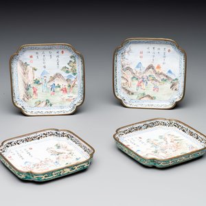 A set of four Chinese Canton enamel square saucers with figural design, Shang Xin 賞心 mark, Yongzheng/Qianlong — foto 1