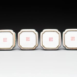 A set of four Chinese Canton enamel square saucers with figural design, Shang Xin 賞心 mark, Yongzheng/Qianlong — foto 3